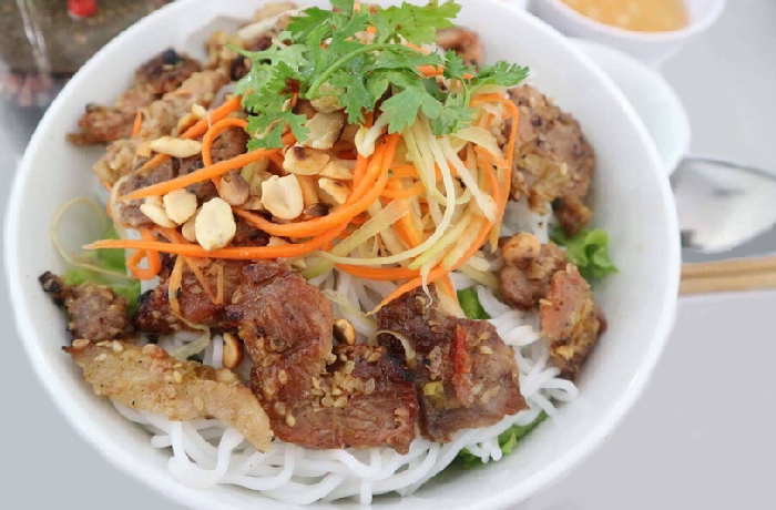 Enjoy Danang-style rice vermicelli with grilled pork