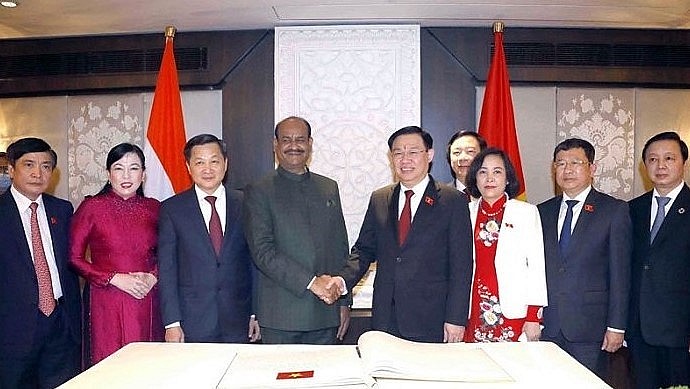 National Assembly Chairman Vuong Dinh Hue (front row, fourth right) and Indian lower house speaker Om Birla at their talks in New Delhi in December, 2021 (Photo: VNA)