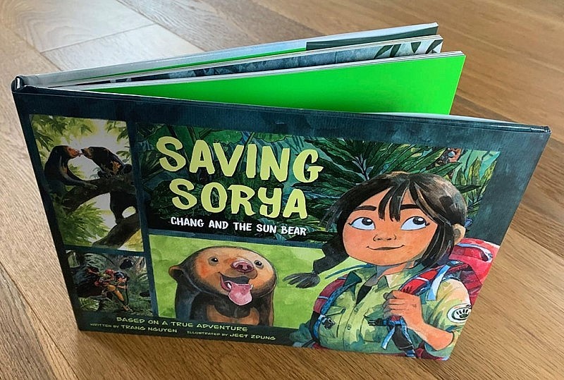 English version of the book Chang Wild – Bear. Photo: K.D.
