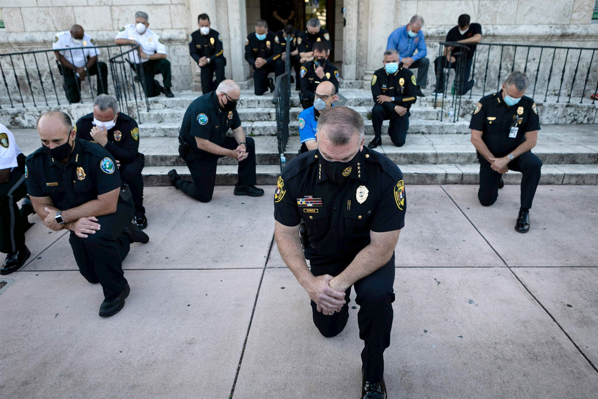 George Floyd death: US Policemen kneel to apologise; stand in solidarity with protesters