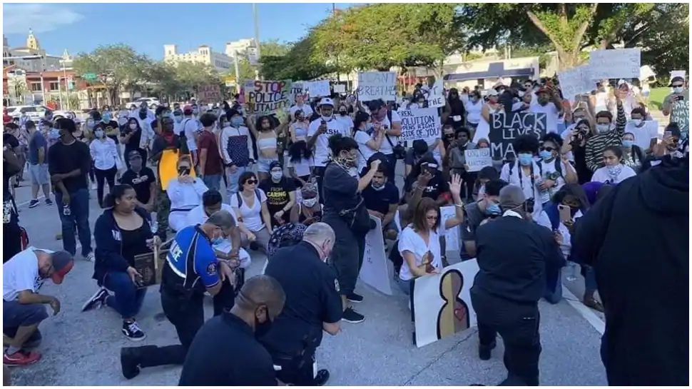 George Floyd death: US Policemen kneel to apologise; stand in solidarity with protesters
