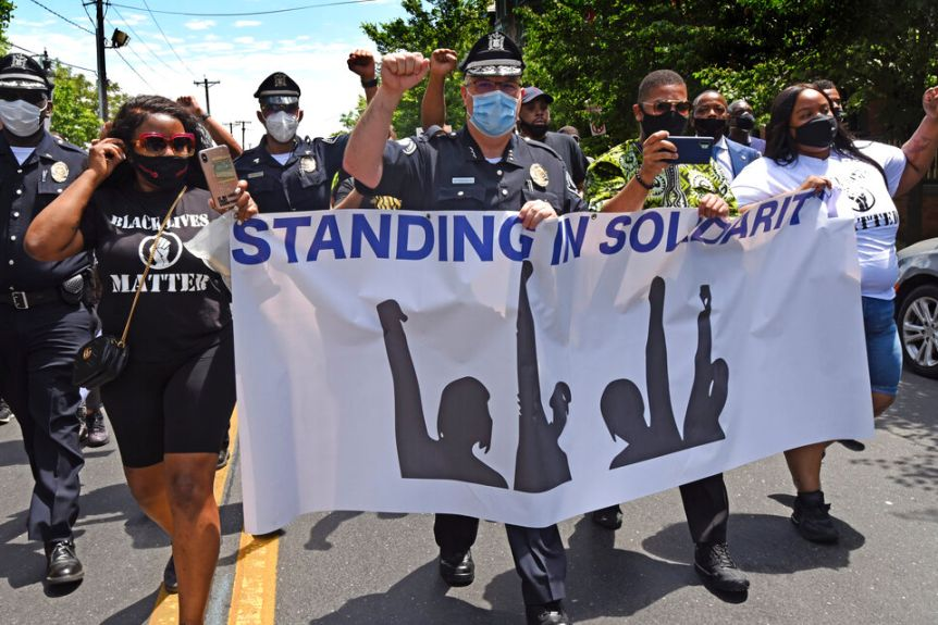 George Floyd death: US Policemen kneel to apologise; stand in solidarity with protesters