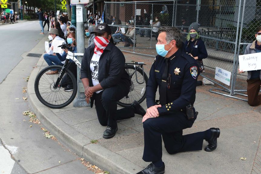 George Floyd death: US Policemen kneel to apologise; stand in solidarity with protesters