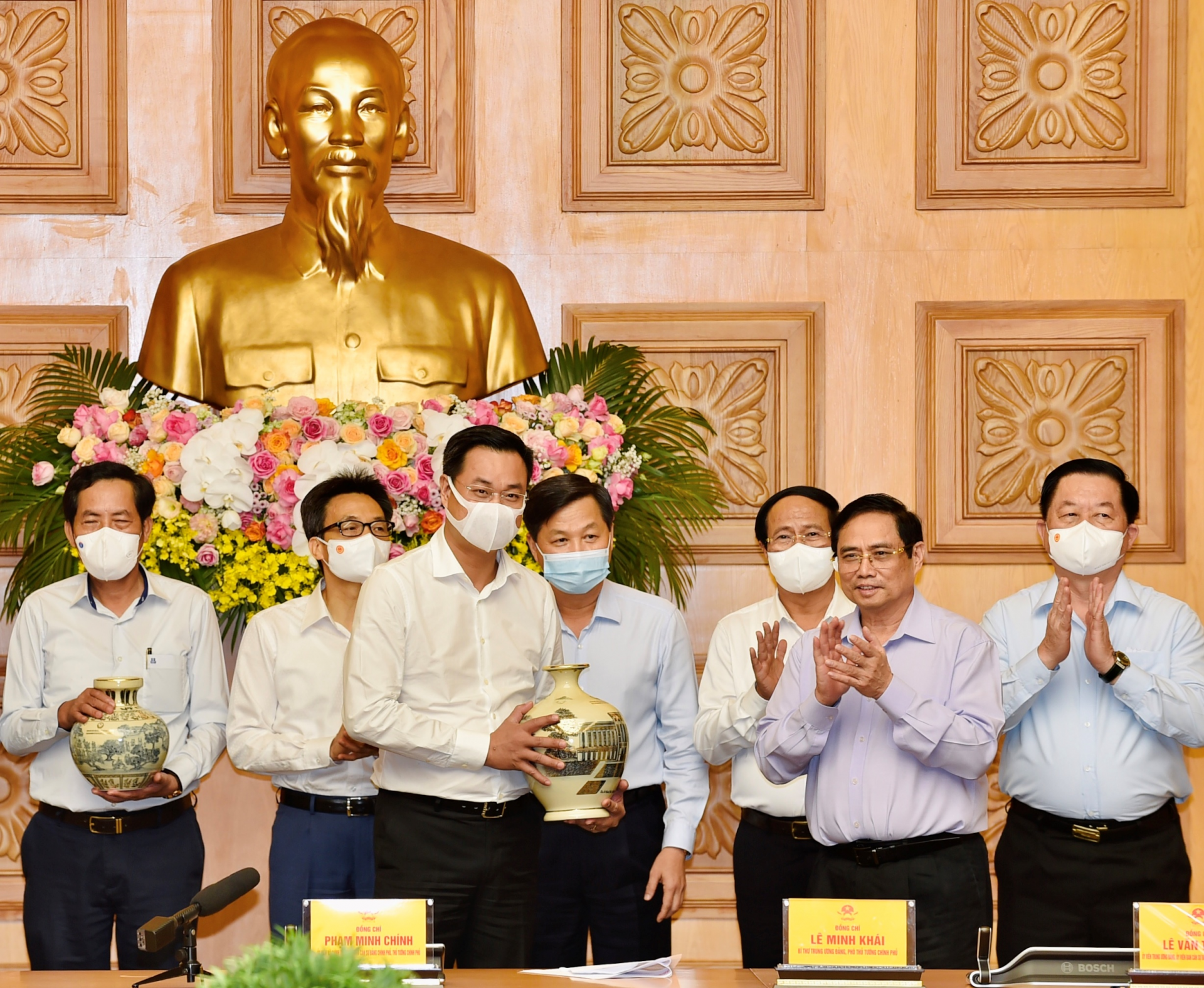 Prime Minister Pham Minh Chinh presents gifts to press agencies at the meeting. - Photo: VGP 