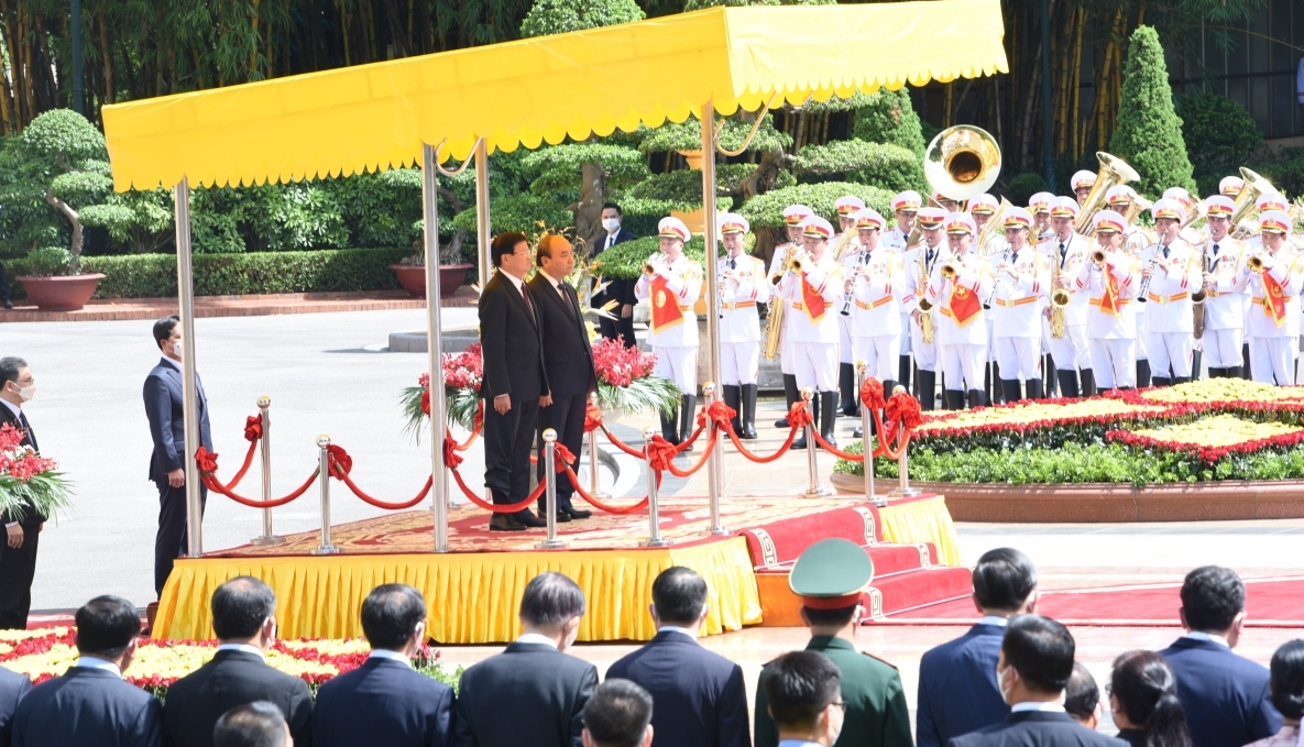 The Vietnamese State leader joins Laotian President Sisoulith at the speakers’ podium as the national anthems of both countries are played.