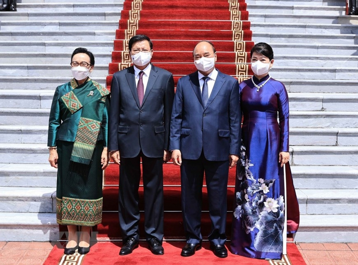 President Phuc and his wife pose for a photo with Laotian President Sisoulith and his wife at the welcoming ceremony.
