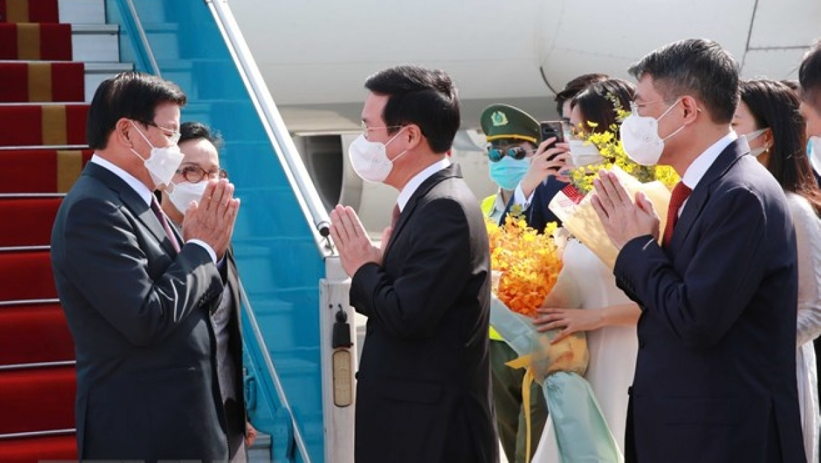 Vo Van Thuong, Politburo member and permanent member of the Party Central Committee’s Secretariat welcomes General Secretary and President of Laos Thongloun Sisoulith and his wife at the aiport.  