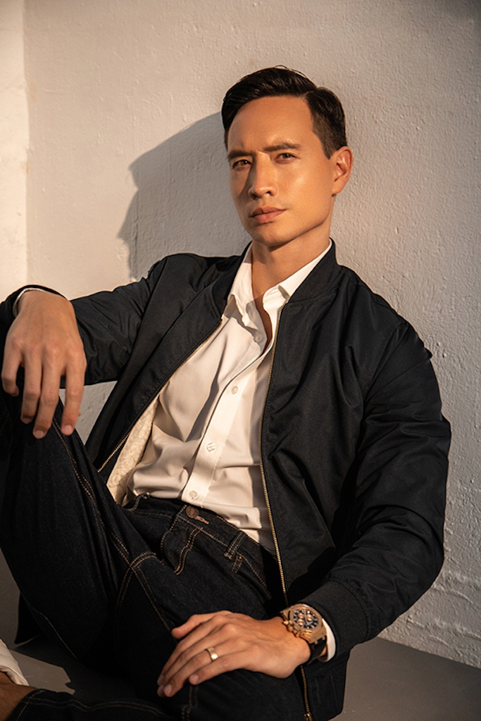 Kim Ly is proud to be involved in the production of a TV series adapted from a famous novel by Nguyen Thanh Viet and has the opportunity to shake hands with famous and talented international filmmakers.  PHOTO: NVCC 
