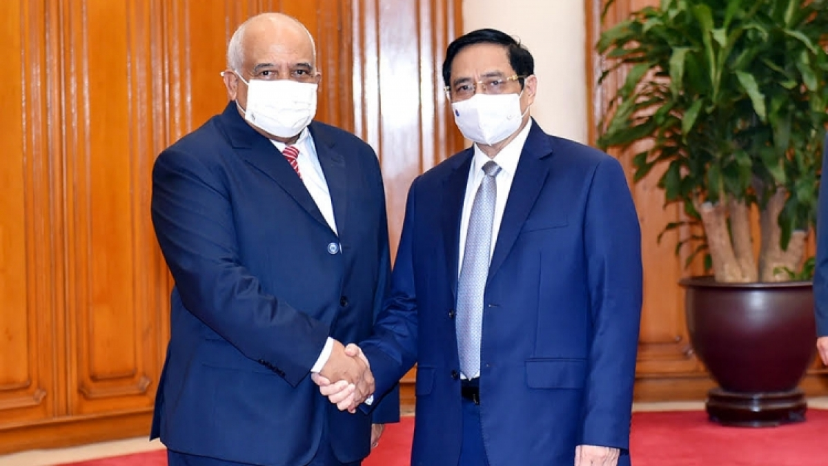 Prime Minister Pham Minh Chinh (R) welcomes Cuban Ambassador to Vietnam Orlando Nicolás Hernandez Guillen in Hanoi.