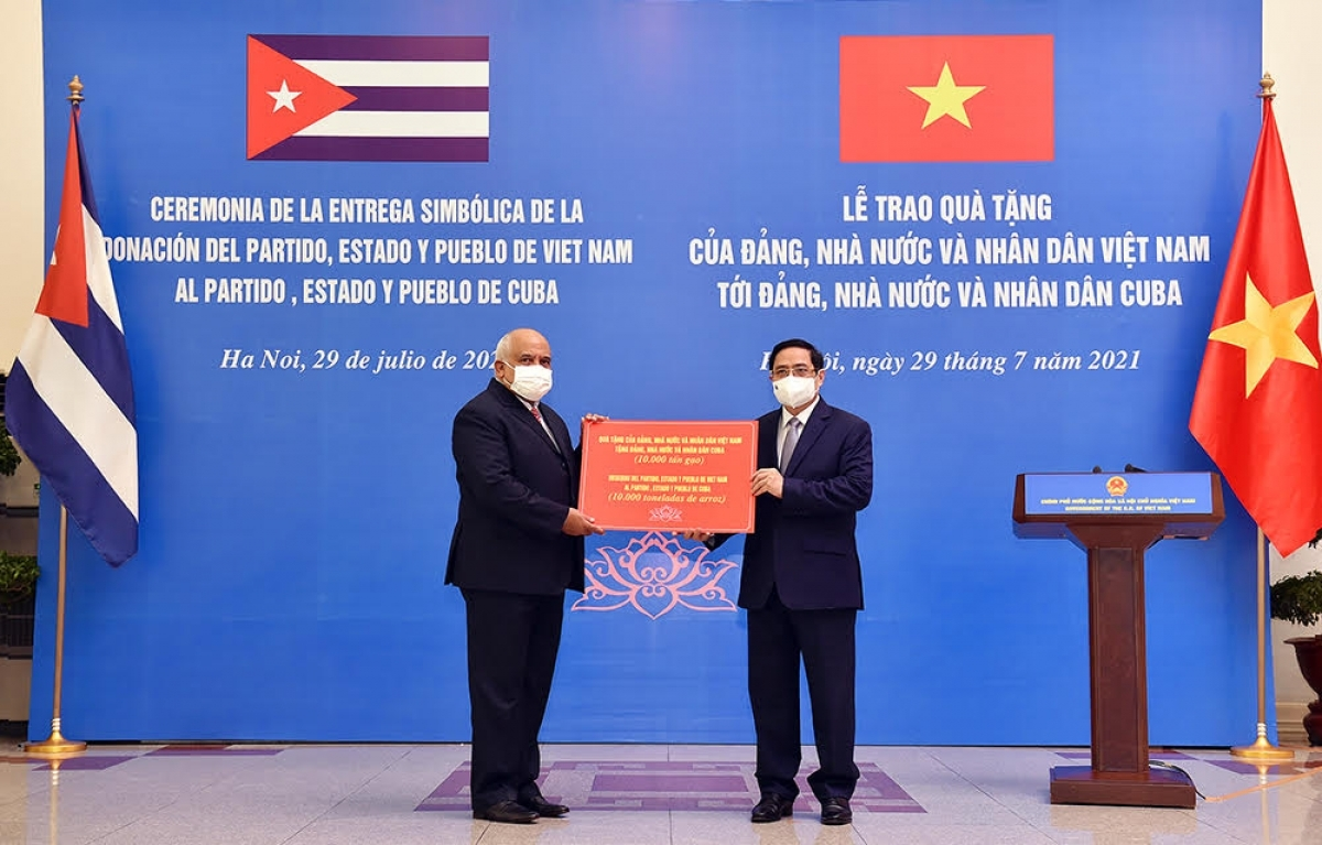 PM Chinh announced Vietnam's decision to donate 10,000 tonnes of rice to Cuba