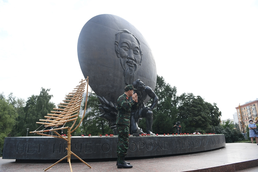 Athletes participating in the Culture Army competition perform at the foot of the monument. 