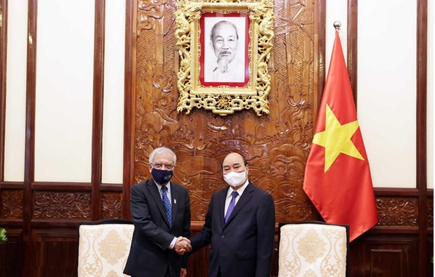President Nguyen Xuan Phuc (right) hosts outgoing UN Resident Coordinator in Vietnam Kamal Malhotra in Hanoi on August 12. (Photo: VNA)