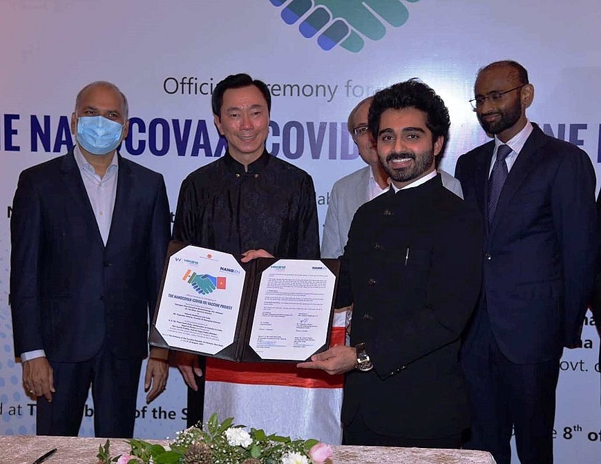 Mr. Yogendra Vekaria signed the contract with the witness of Ambassador Pham Sanh Chau and guests. 