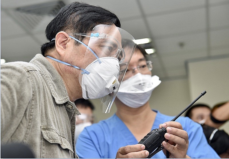 Prime Minister Pham Minh Chinh encourages doctors who race against the clock to treat COVID-19 patients - Photo: VGP