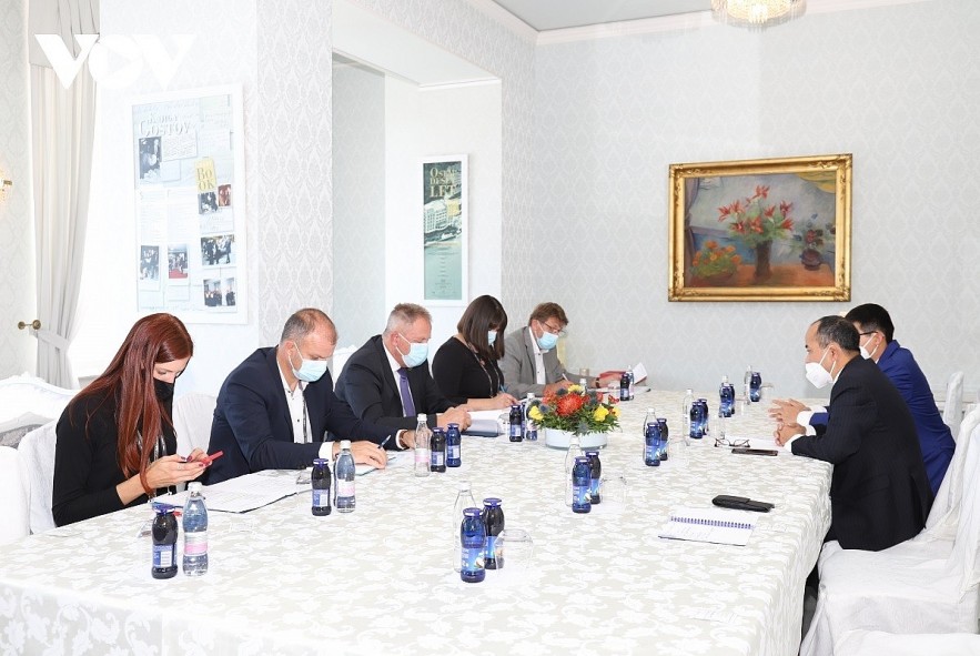 Ambassador Kien also holds working sessions with leaders of the National Assembly and several ministries and agencies of Slovenia.