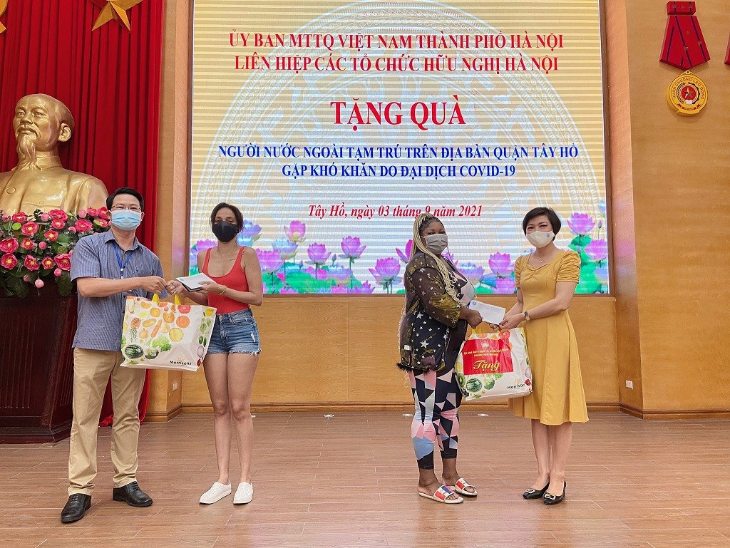 Covid Gift Packages Presented to Foreigners in Hanoi's Tay Ho District