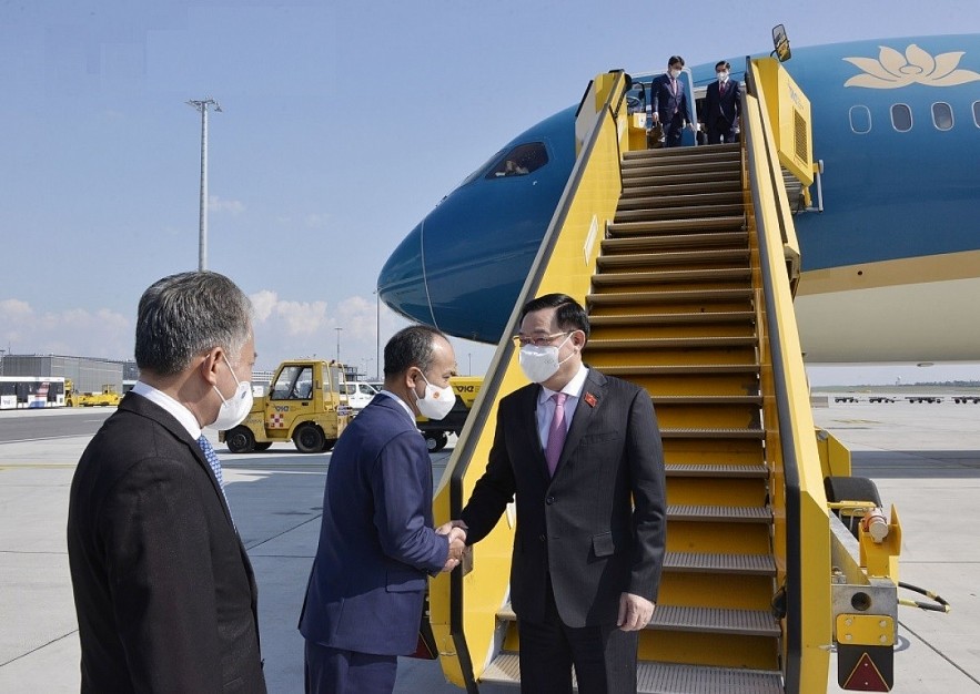 NA Chairman Vuong Dinh Hue has arrived in Vienna, Austria, beginning his working trip to the EU, where he will attend the fifth World Conference of Speakers of Parliament in Vienna.