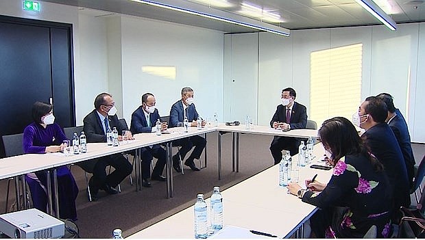 NA Chairman Vuong Dinh Hue meets with the ambassadors to five European countries (Photo: VNA)