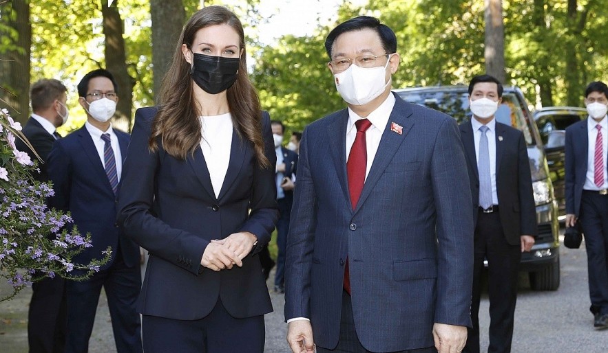 Finnish Prime Minister Sanna Marin (L) welcomes Vietnamese National Assembly Chairman Vuong Dinh Hue in Helsinki on September 10.