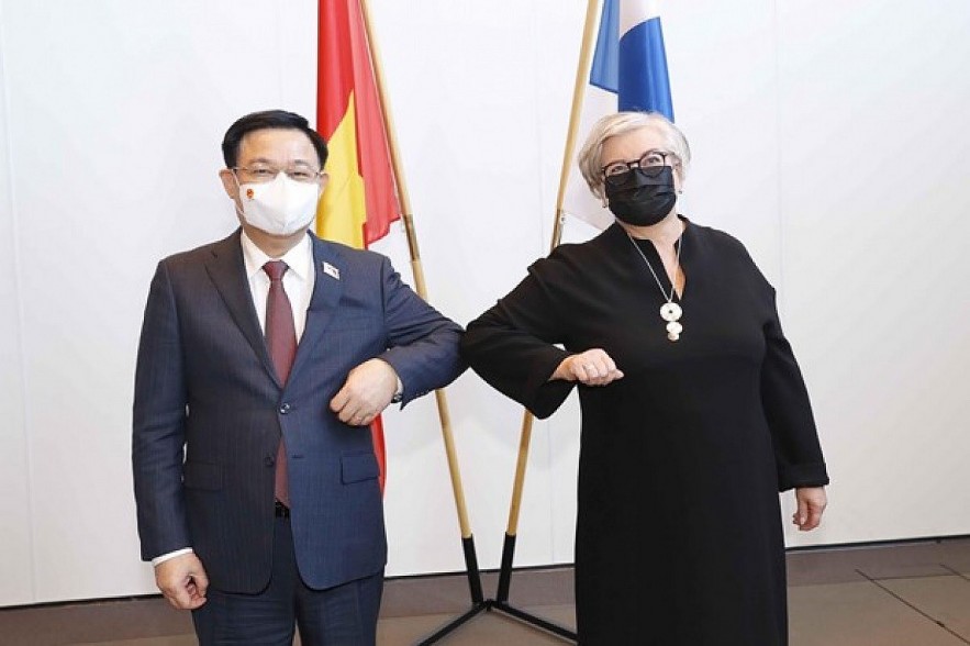 Chairman of the National Assembly Vuong Dinh Hue (L) and Speaker of the Finnish Parliament Anu Vehvilainen (Photo: VNA)