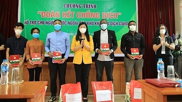 On September 4, Hanoi’s authorities give 25 sets of gifts to foreign students at the Vietnam National University of Agriculture in Gia Lam District. (Photo: VNA)