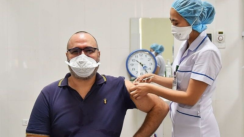 A diplomatic representative staff in Vietnam vaccinated against COVID-19 in Hanoi late June 2021. (Photo: Ministry of Health)