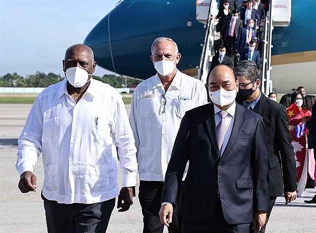 Vietnamese President Nguyễn Xuân Phúc is welcomed at at Jose Marti International Airport in Havana