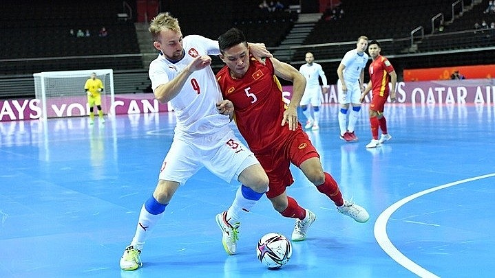 Vietnamese and Czech players in action during their Group D match on September 19. (Photo: VFF)