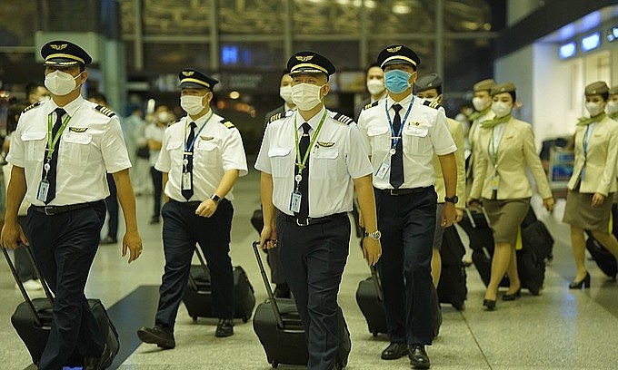 Bamboo Airways pilots and flight attendants prepare to get aboard the airline's first direct Vietnam-U.S. flight, Hanoi, September 23, 2021. Photo by VnExpress