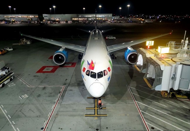 Bamboo Airways' First 'Historic' Direct Vietnam-US Flight Lands in San Francisco