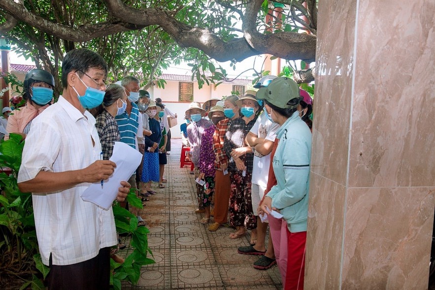 Vietnamese-Origin Billionaire Singer in US Provides Over 1000 Gifts and Cash to Vietnamese People in Need
