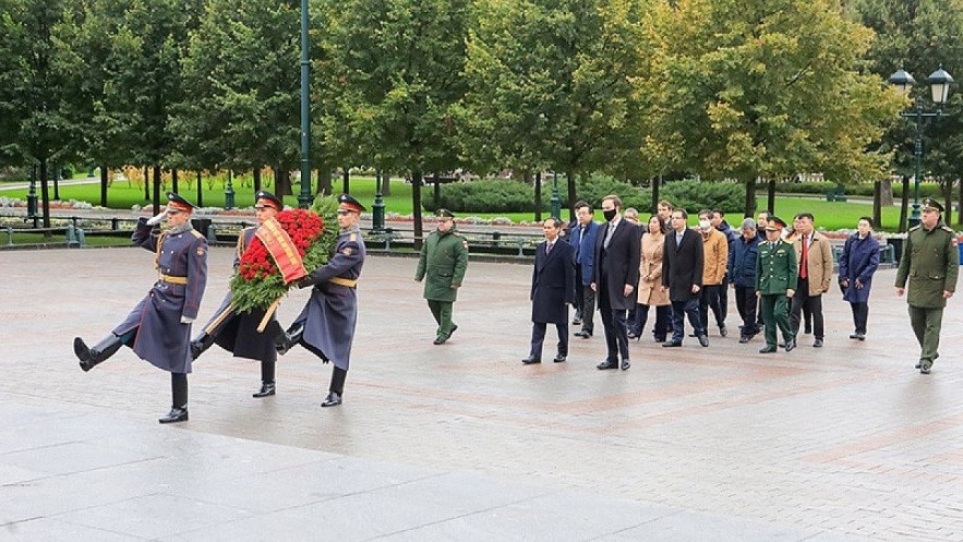 Minister Son and other officials of the Vietnamese delegation lays a wreath at the Ho Chi Minh Monument in Moscow. (Photo: Ministry of Foreign Affairs).
