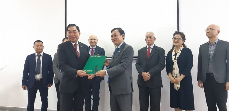 Vietnam - Italy Friendship Association introduces awarded publications to Ho Chi Minh Museum