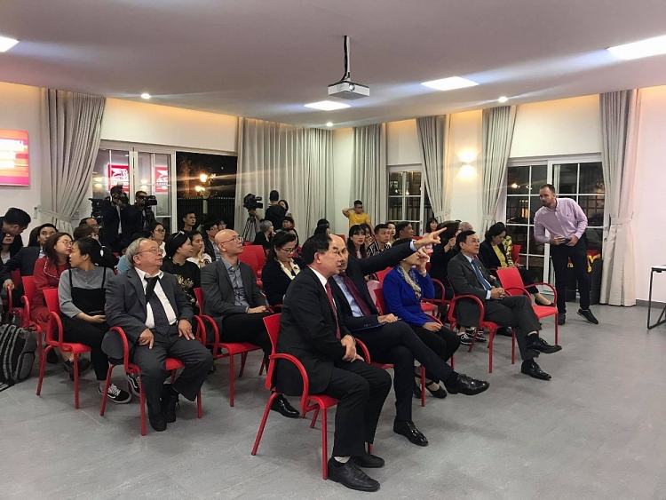Vietnam   Italy Friendship Association introduces awarded publications to Ho Chi Minh Museum