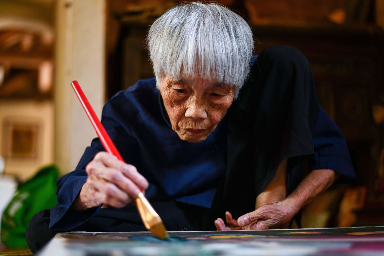 Vietnamese 'Pioneer' octogenarian artist gets first solo exhibit