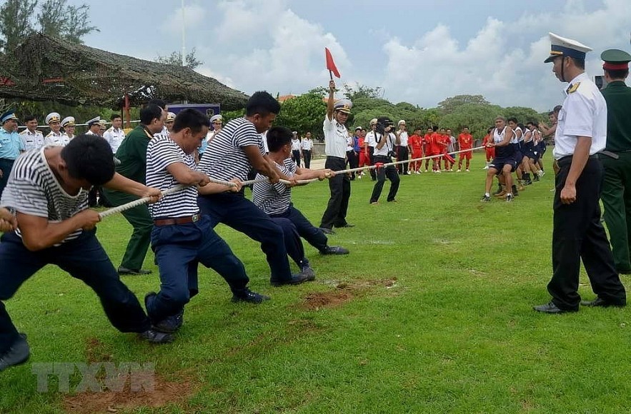 The Philippine and Vietnamese navies played soccer and tug-of-war games on Southwest Cay in the Spratly archipelago, on June 8, 2014. (Photo: VNA)