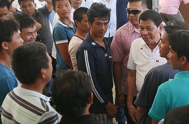 President Rodrigo Duterte personally saw off 17 Vietnamese fishermen who had trespassed in Philippine waters, after ordering their release in a gesture of friendship towards Ha Noi, on November 2, 2016. (Photo: AP)