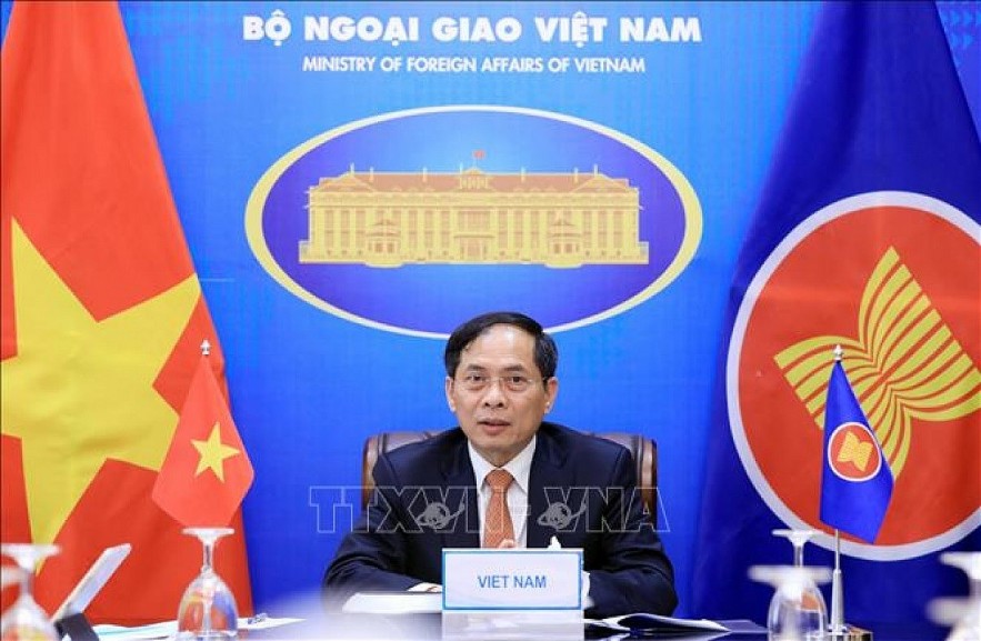 ASEAN Ministers Examine Community Building efforts, East Sea issue