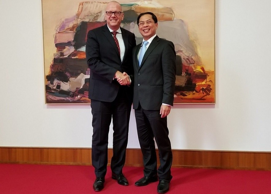 Within the framework of a working visit at the invitation of the German side, on November 1, 2018, at the headquarters of the German Foreign Ministry, Permanent Deputy Minister of Foreign Affairs Bui Thanh Son held talks with the Secretary of State in charge of Europe. Asia-Pacific, German Foreign Ministry Andreas Michaelis. (Source: VOV) 