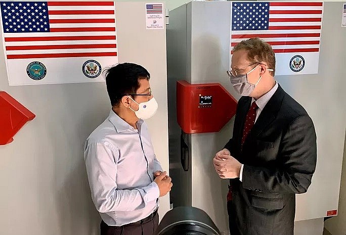 Interim Chargé d'affaires, Christopher Klein chats with Dr. Dang Duc Anh - Director of the Central Institute of Hygiene and Epidemiology - Photo: US Embassy 