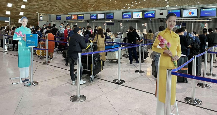 Passengers on a pilot flight with vaccine passports from France to Vietnam at the end of September 2021