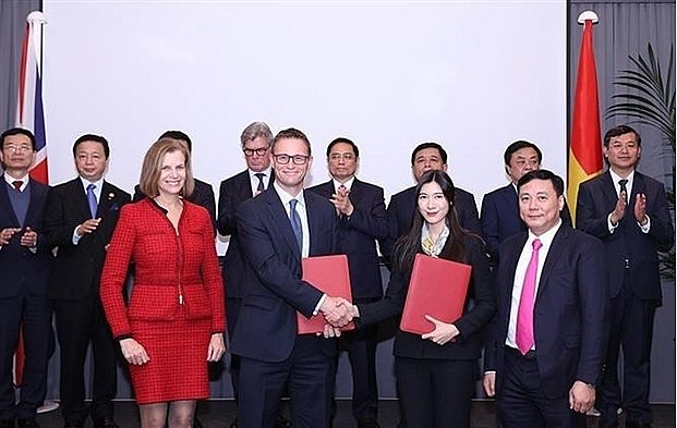 Signing of cooperation agreements between the two countries' enterprises (Photo: VNA)