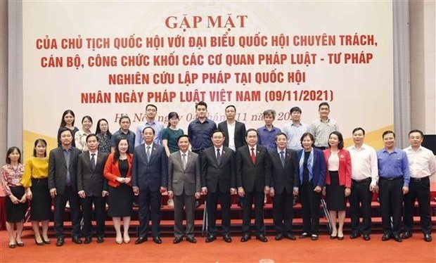 Top legislator meets full-time deputies, staffs of NA’s legal-judicial agencies