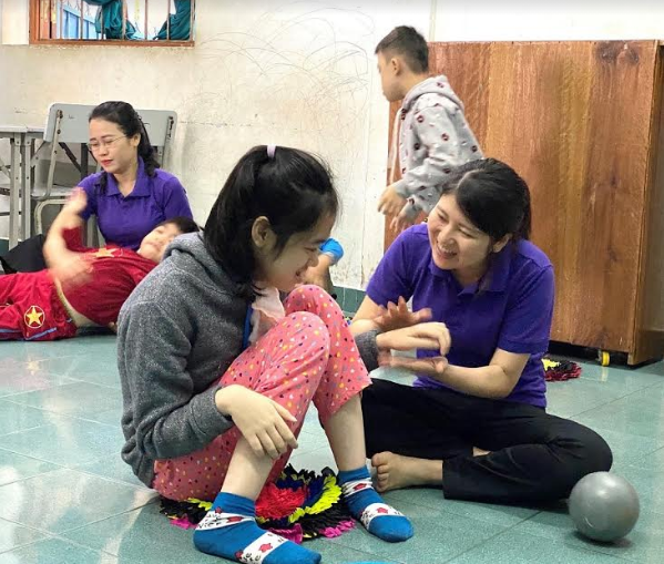 SHIMIZU Sayuri Volunteer working in Hue (special education profession) 5719 jica2