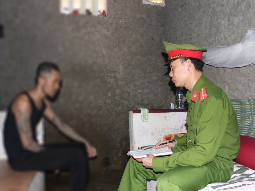 Police officers teach prisoners to read and write for positive changes
