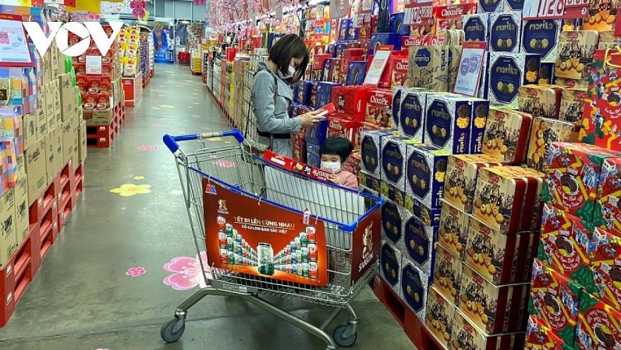 Domestic consumption will be one of the three main drivers of economic growth in 2022. Photo: VOV