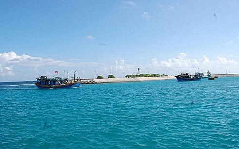 Naval Zone 4 Sends Tet Gifts to Truong Sa (Spratly)