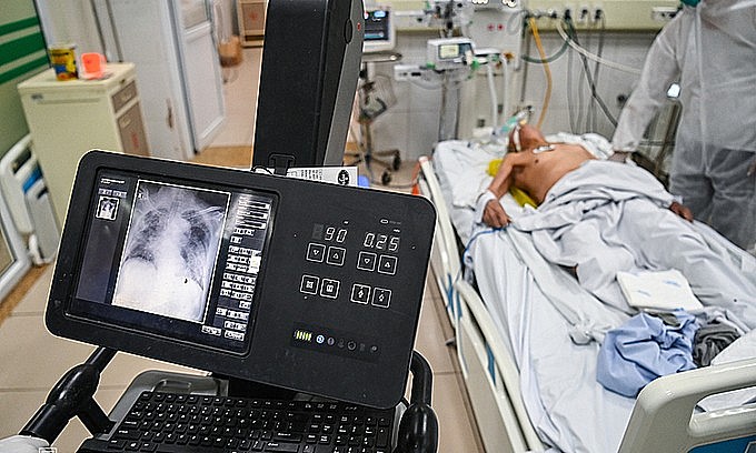 A Covid-19 patient is treated at the National Hospital for Tropical Diseases in Hanoi, December 2021. Photo: VnExpress