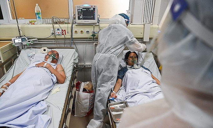 Doctors take care of Covid-19 patients at the National Hospital for Tropical Diseases in Hanoi, December 2021. Photo: VnExpress
