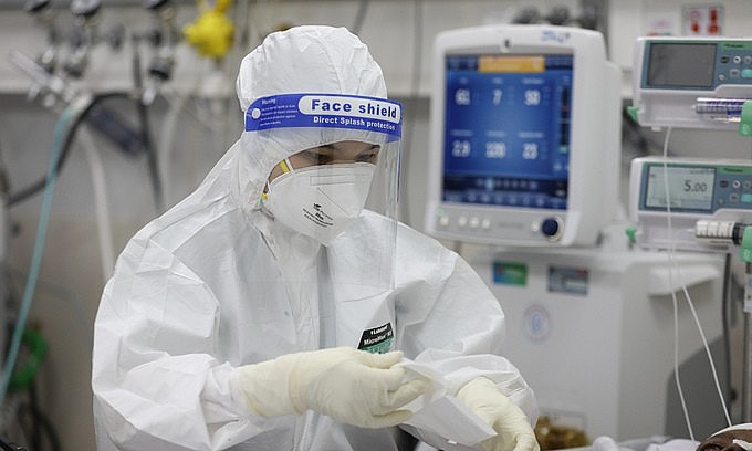 A doctor takes care of a Covid-19 patient in HCMC, September 2021. Photo: VnExpress